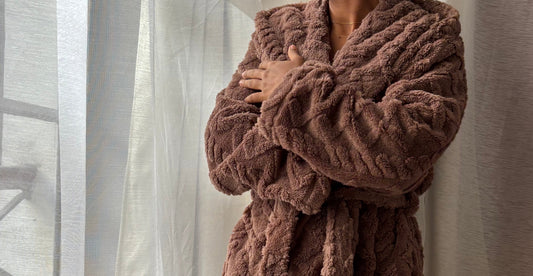 Le guide des vêtements cocooning pour affronter le froid sans augmenter le chauffage - Maison Douceur Paris